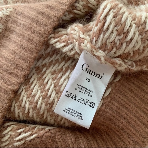 Ganni Chevron Pullover in Brown
MEGHAN MARKLE, TOPS - Picture 5 of 16